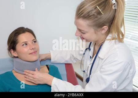 un médecin appliquant une attelle cervicale Banque D'Images