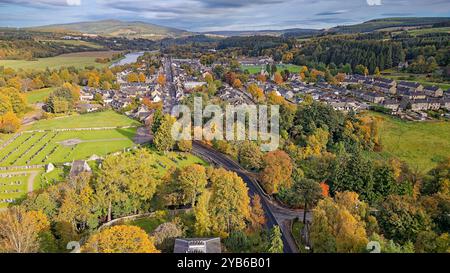 Aberlour Moray Écosse la ville en automne en regardant sur la High Street ou la route A95 Banque D'Images