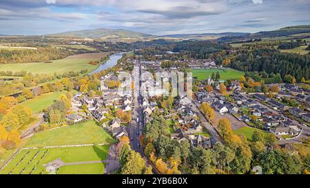 Aberlour Moray Écosse la ville en automne en regardant la High Street ou la route A95 et la rivière Spey Banque D'Images