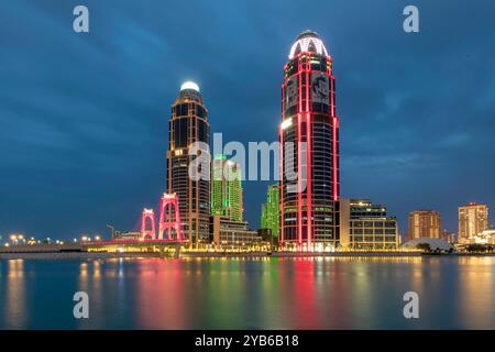 Tour jumelle UDC Pearl Qatar vue avec pont Gewan Banque D'Images