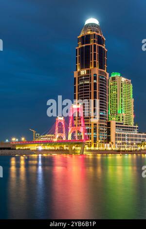 Tour jumelle UDC Pearl Qatar vue avec pont Gewan Banque D'Images