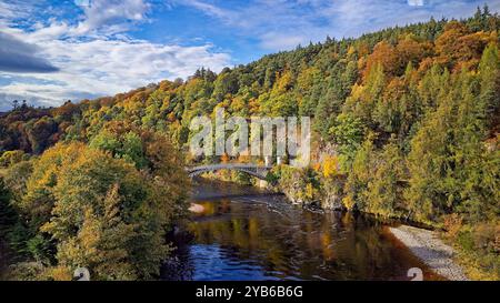 Pont Craigellachie Aberlour Moray Écosse le pont Telford sur la rivière Spey en automne Banque D'Images