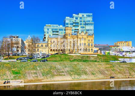 Vilnius, Lituanie - 12 Avril 2018 : Paysages de la partie moderne de Vilnius, Vilna et rivière. Banque D'Images