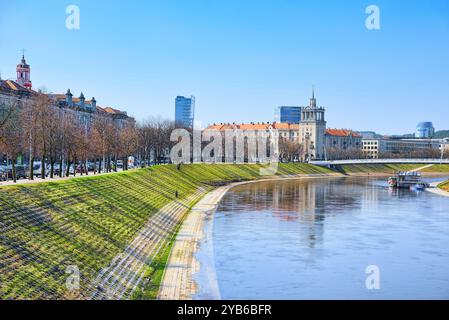 Vilnius, Lituanie - 12 Avril 2018 : Paysages de la partie moderne de Vilnius, Vilna et rivière. Banque D'Images