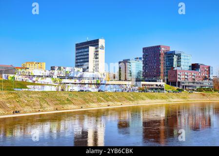 Vilnius, Lituanie - 12 Avril 2018 : Paysages de la partie moderne de Vilnius, Vilna et rivière. Banque D'Images