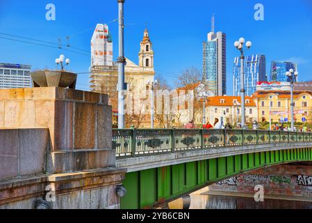 Vilnius, Lituanie - 12 Avril 2018 : Paysages de la partie moderne de Vilnius, Vilna et rivière. Banque D'Images