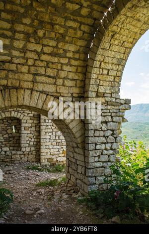 Ouvertures en arc de cercle dans une ruine de la citadelle du XIIIe siècle dans le château de Berat, Albanie. Mélange d'architecture byzantine, ottomane et médiévale. Classé UNESCO Banque D'Images