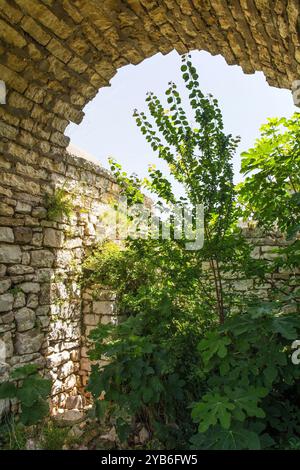 Ouvertures en arc de cercle dans une ruine de la citadelle du XIIIe siècle dans le château de Berat, Albanie. Mélange d'architecture byzantine, ottomane et médiévale. Classé UNESCO Banque D'Images