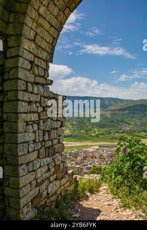 Ouvertures en arc de cercle dans une ruine de la citadelle du XIIIe siècle dans le château de Berat, Albanie. Mélange d'architecture byzantine, ottomane et médiévale. Classé UNESCO Banque D'Images