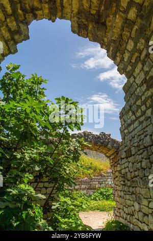 Ouvertures en arc de cercle dans une ruine de la citadelle du XIIIe siècle dans le château de Berat, Albanie. Mélange d'architecture byzantine, ottomane et médiévale. Classé UNESCO Banque D'Images