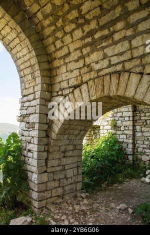 Ouvertures en arc de cercle dans une ruine de la citadelle du XIIIe siècle dans le château de Berat, Albanie. Mélange d'architecture byzantine, ottomane et médiévale. Classé UNESCO Banque D'Images