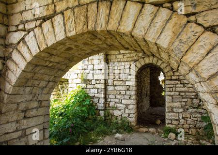 Ouvertures en arc de cercle dans une ruine de la citadelle du XIIIe siècle dans le château de Berat, Albanie. Mélange d'architecture byzantine, ottomane et médiévale. Classé UNESCO Banque D'Images