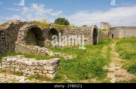 Arcs voûtés dans la citadelle du XIIIe siècle dans le château de Berat, au sud de l'Albanie. Peut-être des ateliers d'artisans ou d'artisans, ou un bazar. Classé UNESCO Banque D'Images