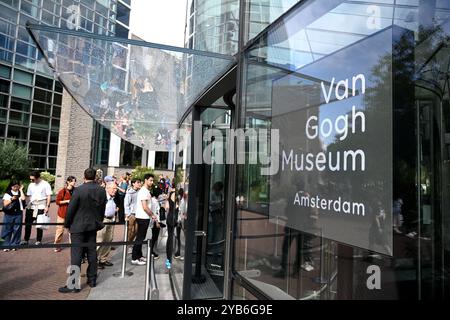 Amsterdam, pays-Bas - 26 août 2024 : personnes près du musée Van Gogh, pays-Bas. Banque D'Images