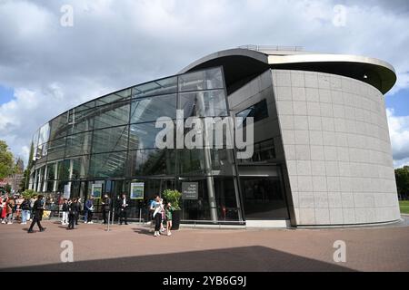 Amsterdam, pays-Bas - 26 août 2024 : personnes près du musée Van Gogh, pays-Bas. Banque D'Images