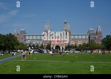 Amsterdam, pays-Bas - 27 août 2024 : personnes près du Rijksmuseum à Amsterdam, pays-Bas. Banque D'Images