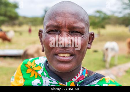 Portrait d'un berger de la tribu Masai en costume traditionnel Masai, Masai Mara, Kenya, Afrique Banque D'Images