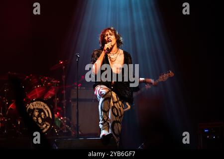 Auteur-compositeur, chanteur et musicien anglais, Barns Courtney se produisant en concert au Huxleys Neue Welt à Berlin pour le Grand Union Tour. Banque D'Images