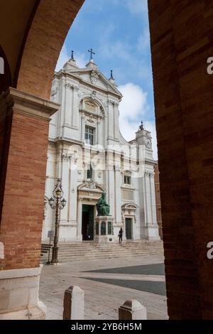 Un détail de la façade du sanctuaire de la maison sainte de Loreto sous une arche de la place devant. Banque D'Images