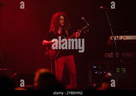 Auteur-compositeur, chanteur et musicien anglais, Barns Courtney se produisant en concert au Huxleys Neue Welt à Berlin pour le Grand Union Tour. Banque D'Images