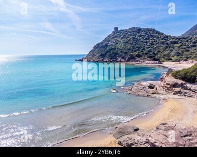 Vue aérienne de l'eau turquoise sur le rivage de Porto Ferro. Sardaigne, Italie Banque D'Images