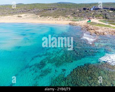 Vue aérienne du rivage de Porto Ferro avec mer turrquoise. Sardaigne, Italie Banque D'Images