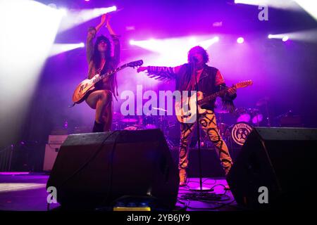 Auteur-compositeur, chanteur et musicien anglais, Barns Courtney se produisant en concert au Huxleys Neue Welt à Berlin pour le Grand Union Tour. Banque D'Images