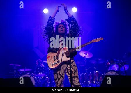 Auteur-compositeur, chanteur et musicien anglais, Barns Courtney se produisant en concert au Huxleys Neue Welt à Berlin pour le Grand Union Tour. Banque D'Images