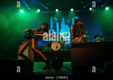 Auteur-compositeur, chanteur et musicien anglais, Barns Courtney se produisant en concert au Huxleys Neue Welt à Berlin pour le Grand Union Tour. Banque D'Images