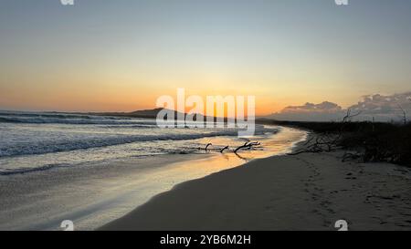 Coucher de soleil sur la plage de Isla Isabela, Galapagos, Équateur Banque D'Images