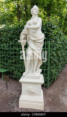 La Russie ; SAINT-PÉTERSBOURG - Juillet 5 -La sculpture 'allégorie de la Justice' dans le jardin d'été le 5 juillet, 2015 à Saint-Pétersbourg Banque D'Images