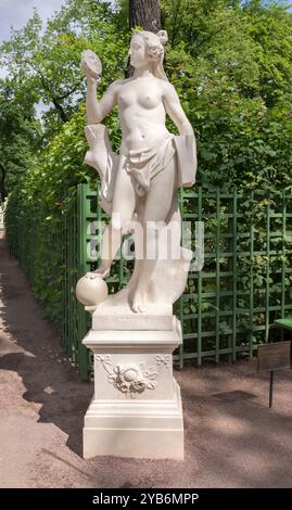 La Russie ; SAINT-PÉTERSBOURG - Juillet 5 -La sculpture 'allégorie de la vérité" dans l'été Gardenin le 5 juillet, 2015 à Saint-Pétersbourg Banque D'Images