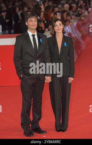 Italie, Rome, 16 octobre 2024 - 19ème Festival du film de Rome en photo : Lino Guanciale et sa femme Antonella Liuzzi assistent au tapis rouge d'ouverture de la 19ème édition du Festival du film de Rome photo © Fabio Mazzarella/Sintesi/Alamy Live News Banque D'Images