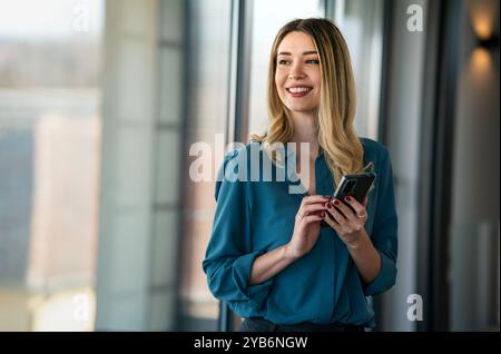 Souriant femme cadre professionnelle réussie gestionnaire des RH utilisant l'ordinateur dans le bureau de l'entreprise Banque D'Images