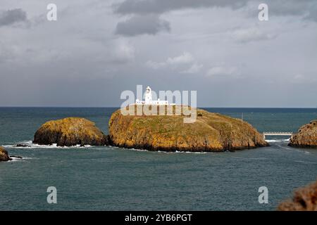 Tempête se répandant au-dessus du phare sur Ynys Meicel, à Strumble Head. Pembrokeshire, pays de Galles Banque D'Images