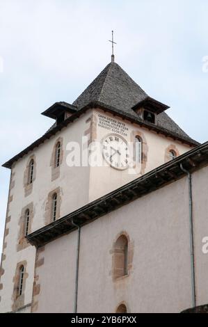 Clocher de l'église Saint Martin, village de Sare, classé parmi les plus beaux villages de France, pays Basque, Pyrénées-Atlantiques (64) ; No Banque D'Images