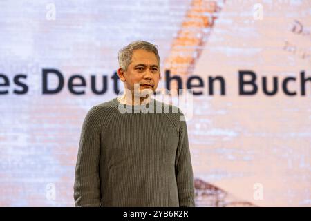 Francfort-sur-le-main, Allemagne. 16 octobre 2024. 76e Foire du livre de Francfort / Frankfurter Buchmesse 2024 : L'écrivain et romancier allemand André Kubiczek parle de son roman 'Nostalgia', nominé pour la longue liste du Prix du livre allemand 2024, et de l'ancienne République démocratique allemande sur la scène littéraire des chaînes de télévision allemandes ARD/ZDF/3sat. Crédit : Christian Lademann/LademannMedia/Alamy Live News Banque D'Images