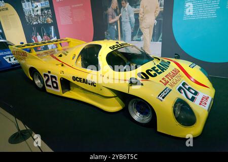 Vue de trois quarts de face d'un jaune, 1981, Rondeau M 379 C qui a terminé 2ème et 3ème aux 24h 1981 du Mans. Jean Rondeau devient le seul pilote à remporter la course dans une voiture qu’il construit lui-même Banque D'Images