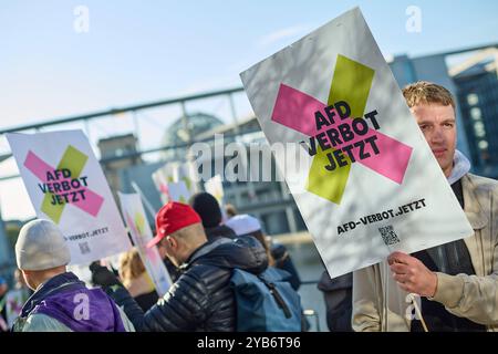 Kundgebung der Kampagne AFD-Verbot Jetzt anlaesslich der Antragseinbringung fuer ein AFD-Verbot am 17.10.2024 im Regierungsviertel à Berlin. Eine fraktionsuebergreifende Initiative ein AFD-Verbotsverfahren einleiten. Die Antragssteller werfen der AFD vor, sich gegen die freiheitliche demokratische Grundordnung zu stellen. Unterstuetzung erhaelt die parlamentarische Initiative von der zivilgesellschaftlichen Kampagne AFD-Verbot Jetzt . Siehe epd-meldung vom 17.10.2024 USAGE ÉDITORIAL SEULEMENT *** rassemblement de la campagne AFD Verbot Jetzt à l'occasion de la soumission de la motion pour une AFD b Banque D'Images