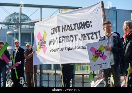 Kundgebung der Kampagne AFD-Verbot Jetzt anlaesslich der Antragseinbringung fuer ein AFD-Verbot am 17.10.2024 im Regierungsviertel à Berlin. Eine fraktionsuebergreifende Initiative ein AFD-Verbotsverfahren einleiten. Die Antragssteller werfen der AFD vor, sich gegen die freiheitliche demokratische Grundordnung zu stellen. Unterstuetzung erhaelt die parlamentarische Initiative von der zivilgesellschaftlichen Kampagne AFD-Verbot Jetzt . Siehe epd-meldung vom 17.10.2024 USAGE ÉDITORIAL SEULEMENT *** rassemblement de la campagne AFD Verbot Jetzt à l'occasion de la soumission de la motion pour une AFD b Banque D'Images