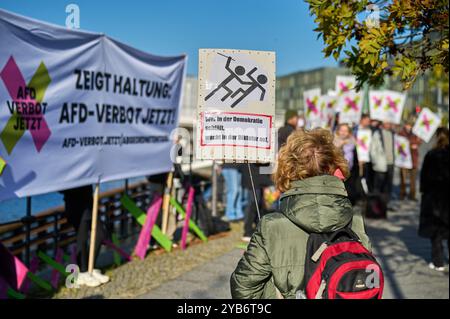 Kundgebung der Kampagne AFD-Verbot Jetzt anlaesslich der Antragseinbringung fuer ein AFD-Verbot am 17.10.2024 im Regierungsviertel à Berlin. Eine fraktionsuebergreifende Initiative ein AFD-Verbotsverfahren einleiten. Die Antragssteller werfen der AFD vor, sich gegen die freiheitliche demokratische Grundordnung zu stellen. Unterstuetzung erhaelt die parlamentarische Initiative von der zivilgesellschaftlichen Kampagne AFD-Verbot Jetzt . Siehe epd-meldung vom 17.10.2024 USAGE ÉDITORIAL SEULEMENT *** rassemblement de la campagne AFD Verbot Jetzt à l'occasion de la soumission de la motion pour une AFD b Banque D'Images