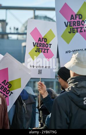 Kundgebung der Kampagne AFD-Verbot Jetzt anlaesslich der Antragseinbringung fuer ein AFD-Verbot am 17.10.2024 im Regierungsviertel à Berlin. Eine fraktionsuebergreifende Initiative ein AFD-Verbotsverfahren einleiten. Die Antragssteller werfen der AFD vor, sich gegen die freiheitliche demokratische Grundordnung zu stellen. Unterstuetzung erhaelt die parlamentarische Initiative von der zivilgesellschaftlichen Kampagne AFD-Verbot Jetzt . Siehe epd-meldung vom 17.10.2024 USAGE ÉDITORIAL SEULEMENT *** rassemblement de la campagne AFD Verbot Jetzt à l'occasion de la soumission de la motion pour une AFD b Banque D'Images