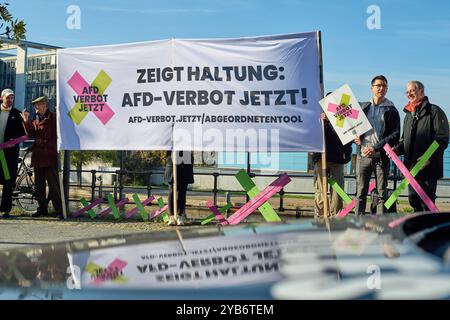 Kundgebung der Kampagne AFD-Verbot Jetzt anlaesslich der Antragseinbringung fuer ein AFD-Verbot am 17.10.2024 im Regierungsviertel à Berlin. Eine fraktionsuebergreifende Initiative ein AFD-Verbotsverfahren einleiten. Die Antragssteller werfen der AFD vor, sich gegen die freiheitliche demokratische Grundordnung zu stellen. Unterstuetzung erhaelt die parlamentarische Initiative von der zivilgesellschaftlichen Kampagne AFD-Verbot Jetzt . Siehe epd-meldung vom 17.10.2024 USAGE ÉDITORIAL SEULEMENT *** rassemblement de la campagne AFD Verbot Jetzt à l'occasion de la soumission de la motion pour une AFD b Banque D'Images