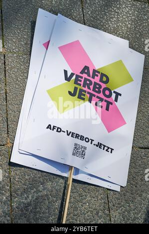 Kundgebung der Kampagne AFD-Verbot Jetzt anlaesslich der Antragseinbringung fuer ein AFD-Verbot am 17.10.2024 im Regierungsviertel à Berlin. Eine fraktionsuebergreifende Initiative ein AFD-Verbotsverfahren einleiten. Die Antragssteller werfen der AFD vor, sich gegen die freiheitliche demokratische Grundordnung zu stellen. Unterstuetzung erhaelt die parlamentarische Initiative von der zivilgesellschaftlichen Kampagne AFD-Verbot Jetzt . Siehe epd-meldung vom 17.10.2024 USAGE ÉDITORIAL SEULEMENT *** rassemblement de la campagne AFD Verbot Jetzt à l'occasion de la soumission de la motion pour une AFD b Banque D'Images