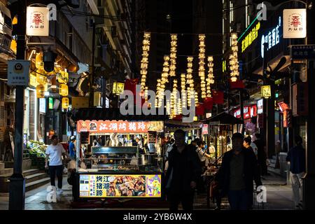 Lanzhou, Chine - 24 septembre 2024 : les gens apprécient la cuisine chinoise dans la rue Dazhong Xiang la nuit célèbre pour son stand de nourriture dans la ville de Lanzhou en Géorgie Banque D'Images