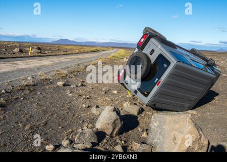 Voiture écrasée, couchée sur son côté, la route 864 reliant la rocade no.1 au côté est de la cascade de Dettifoss, Islande. Banque D'Images