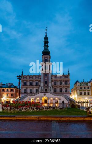 Zamosc, Pologne septembre 28 2024 Hôtel de ville avec des lumières allumées à l'heure bleue ou au crépuscule avec des reflets après la pluie Banque D'Images