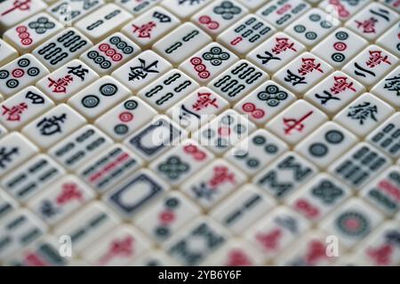 Gros plan de nombreux carreaux de mahjong chinois. Jeu de société traditionnel en Chine Banque D'Images