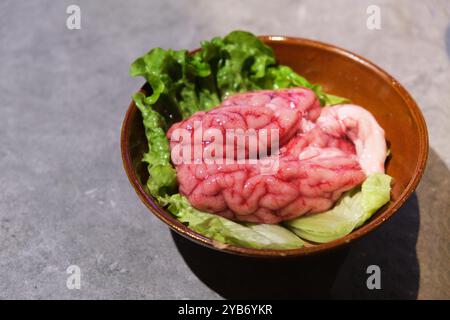 fermez un bol de cerveau de porc. Ingrédient alimentaire cru pour hotpot chinois Banque D'Images