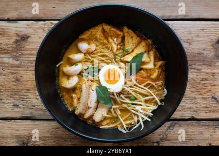 Bol à nouilles de style coréen avec sauce curry à la noix de coco Banque D'Images